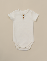 Body Bebê Manga Curta Essencial Botões na Gola Off White